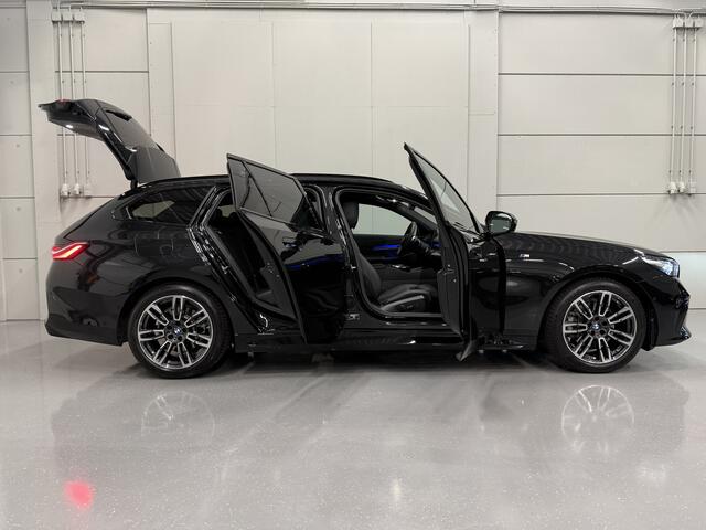 BMW 5-SERIE Touring 520i M-Sport ICONIC GRILLE PANO/TREKHAAK/H&K/HEAD-UP/360CAMERA/VENTILATIE/DRIVING ASS. PRO/ADAPTIVE-LED/STANDKACHEL/NIEUWPRIJS ¤ 94.454,-/FABRIEKS-GARANTIE