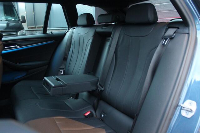 BMW 5-SERIE Touring 530e M-Sport | Stuur en Stoelverwarming | HUD | Elektrische stoelen | Sfeerverlichting