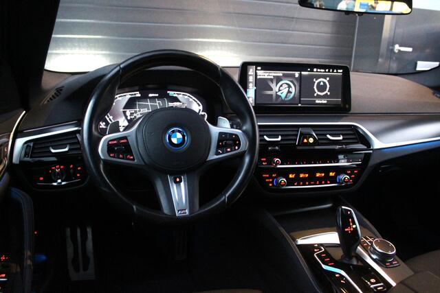 BMW 5-SERIE Touring 530e M-Sport | Stuur en Stoelverwarming | HUD | Elektrische stoelen | Sfeerverlichting