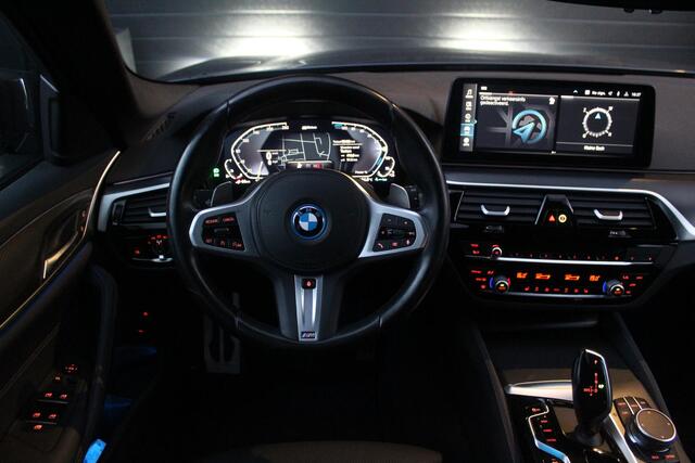 BMW 5-SERIE Touring 530e M-Sport | Stuur en Stoelverwarming | HUD | Elektrische stoelen | Sfeerverlichting
