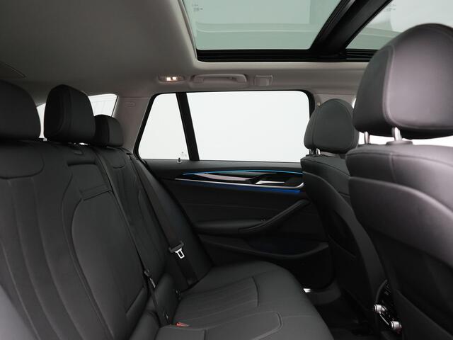 BMW 5-SERIE Touring 530e Executive Plug In Hybrid 293pk Dealer O.H. PHEV | Panodak | 360 Camera | Lederen Sportstoelen Verwarmd | Sfeerverlichting | Apple Carplay | Navigatie | Virtual | DAB |