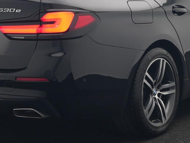 BMW 5-SERIE Touring 530e Executive Plug In Hybrid 293pk Dealer O.H. PHEV | Panodak | 360 Camera | Lederen Sportstoelen Verwarmd | Sfeerverlichting | Apple Carplay | Navigatie | Virtual | DAB |
