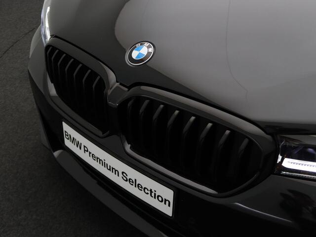 BMW 5-SERIE Touring 540i xDrive M Sportpakket | Comfortstoelen | Panoramadak | Achterruitrijcamera | 19"