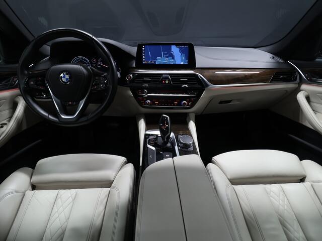 BMW 5-SERIE Touring 530i High Executive Luxury Line [SCHUIFKANTELDAK, CRUISE CONTROL, BLUETOOTH TELEFOON, HUD, ACTIVE PROTECTION, ACHTERUITRIJCAMERA, PDC V+A, STOELVERWARMING, STUURVERWARMING, BMW ADAPTIVE LED, NIEUWSTAAT]
