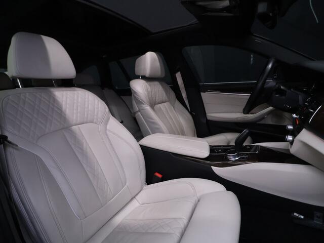 BMW 5-SERIE Touring 530i High Executive Luxury Line [SCHUIFKANTELDAK, CRUISE CONTROL, BLUETOOTH TELEFOON, HUD, ACTIVE PROTECTION, ACHTERUITRIJCAMERA, PDC V+A, STOELVERWARMING, STUURVERWARMING, BMW ADAPTIVE LED, NIEUWSTAAT]