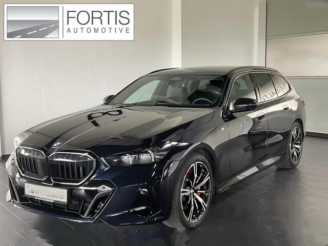 BMW 5-SERIE Touring 540d xDrive M-SPORT Pro ** LED, PANORAMA, LEDER, 20-inch LMV, ICONIC GLOW, TREKH ** Ex BMW - ¤ 29.800 onder NP ** ** INFORMEER OOK NAAR ONZE AANTREKKELIJKE FINANCIAL-LEASE TARIEVEN **