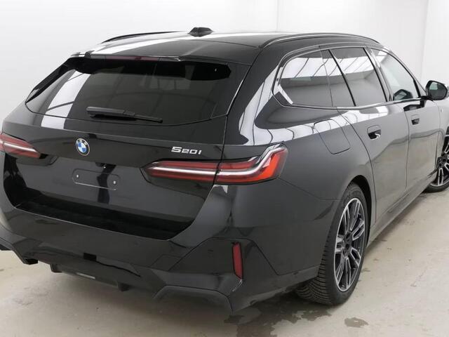 BMW 5-SERIE Touring 520iA M-SPORT ** ADAPT. LED, LEDER, PANORAMA, TREKH, H&K SOUND, DR. ASS+ ** 1e EIG - UNFALLFREI ** ** INFORMEER OOK NAAR ONZE AANTREKKELIJKE FINANCIAL-LEASE TARIEVEN **