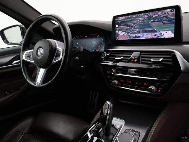 BMW 5-SERIE 518D M-SPORT SEDAN + NAPPA LEDEREN COMFORTZETELS | TREKHAAK | H/K | HEAD-UP | SFEERVERLICHTING