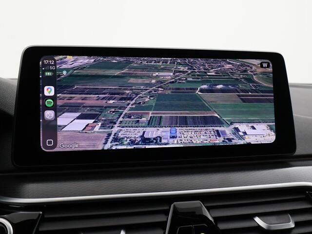 BMW 5-SERIE 518D M-SPORT SEDAN + NAPPA LEDEREN COMFORTZETELS | TREKHAAK | H/K | HEAD-UP | SFEERVERLICHTING