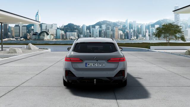 BMW 5-SERIE Touring 530e M Sport Automaat / Panoramadak / Trekhaak / Stoelventilatie / Bowers & Wilkins / M Sportonderstel / Comfort Access / Adaptieve LED / Parking Assistant Plus