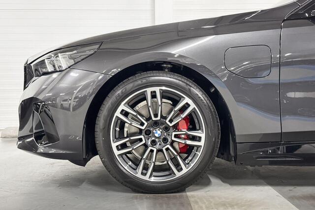 BMW 5-SERIE Touring 530e | M-Sport Pro | Travel Pack | Comfort Pack | Driving Assistant Plus | Harman/Kardon | Panoramadak | Comfort Access | Trekhaak