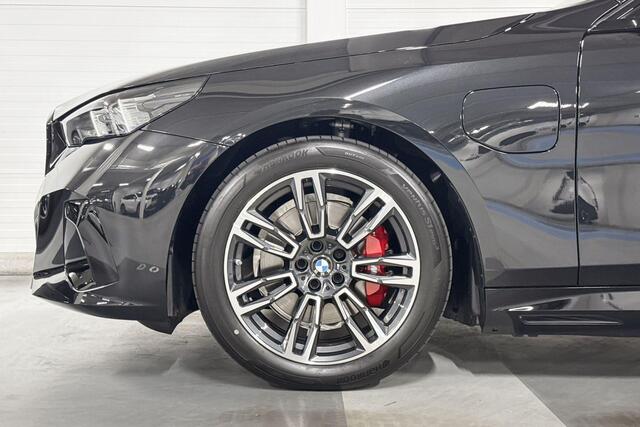 BMW 5-SERIE Touring 530e | M-Sport Pro | Travel Pack | Innovation Pack | Comfort Pack | Driving Assistant Plus | Harman/Kardon | Panoramadak | Comfort Access