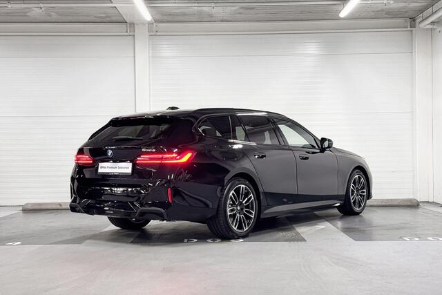 BMW 5-SERIE Touring 530e | M-Sport Pro | Travel Pack | Innovation Pack | Comfort Pack | Driving Assistant Plus | Harman/Kardon | Panoramadak | Comfort Access