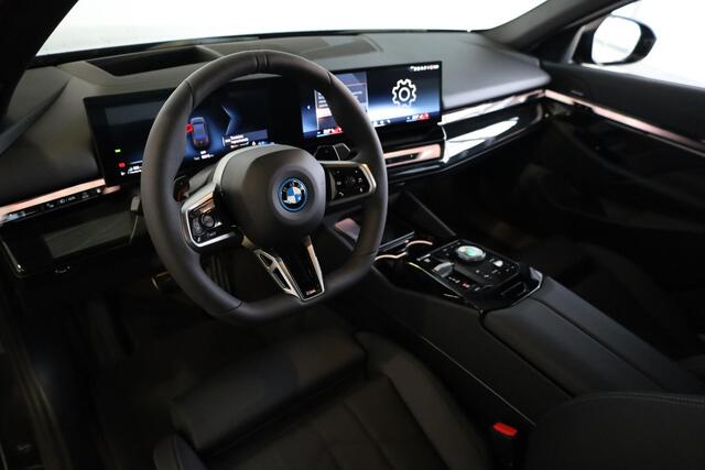 BMW 5-SERIE Sedan 530e M Sportpakket Pro | Driving Assitant Plus | Harman Kardon | Elektr. Trekhaak