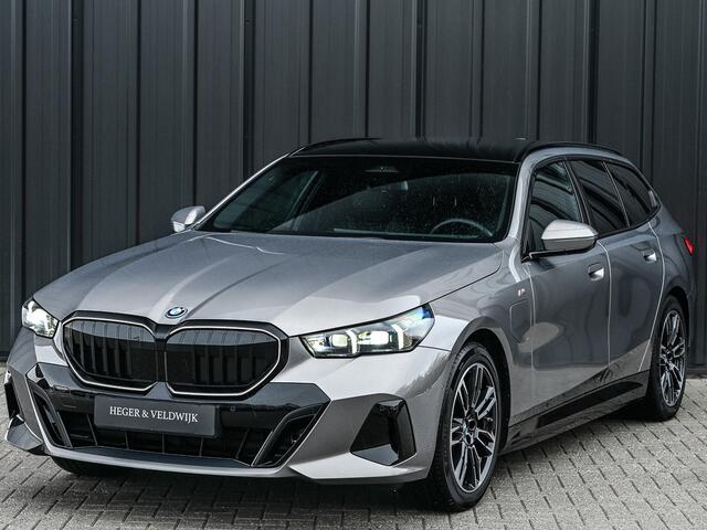 BMW 5-SERIE Touring 530e xDrive · M Sportpaket Pro ·Harman Kardon · M Sport Suspension · Adaptive Led · Driving Assistant Plus · Ambient Light · Bmw Iconic Glow · M Sport Brake, Red · Shadowline Lights · Panorama Glass Roof