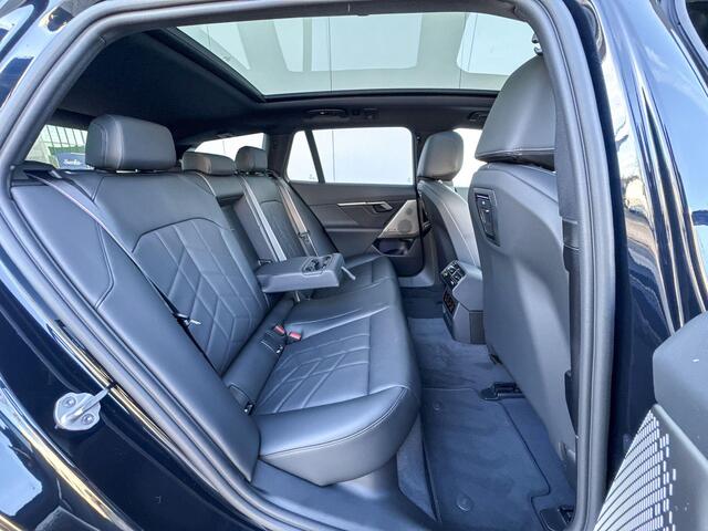 BMW 5-SERIE Touring 530e xDrive M-Sport Pro / Glazendak / 21inch / Driving assistant prof / Trekhaak / Carbon interieurlijst