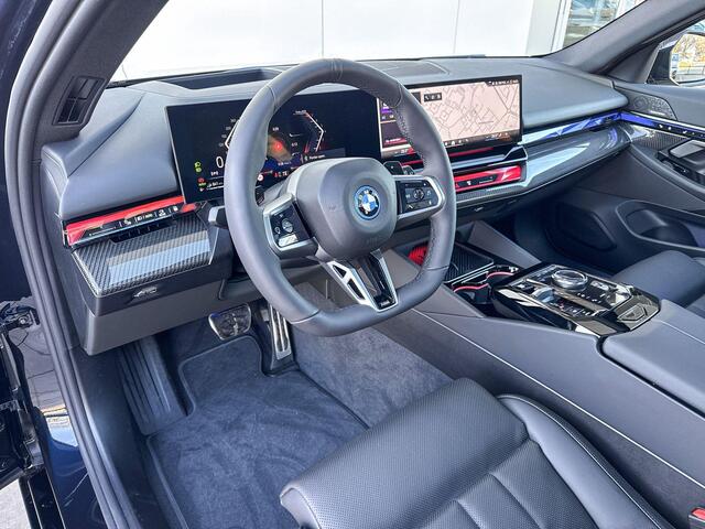 BMW 5-SERIE Touring 530e xDrive M-Sport Pro / Glazendak / 21inch / Driving assistant prof / Trekhaak / Carbon interieurlijst