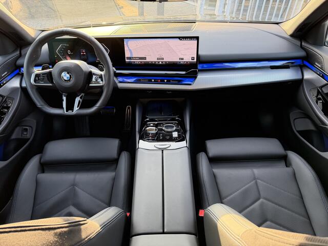 BMW 5-SERIE Touring 520i M Sport Pro Pano-Dak | Adapt. Cruise | Iconic Glow | Harman Kardon