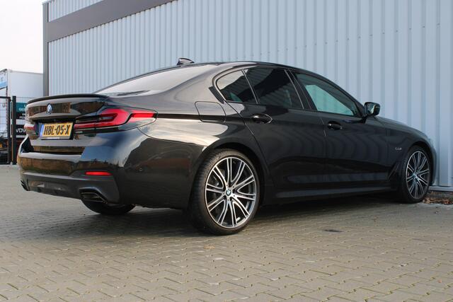 BMW 5-SERIE 545e xDrive M-sport black edition | Incl. 12 maanden garantie Assisted driving | Head-up display | 6 cilinder! | Apple carplay/Android auto | Stoelverwarming | Parkeercamera | Harman/Kardon |