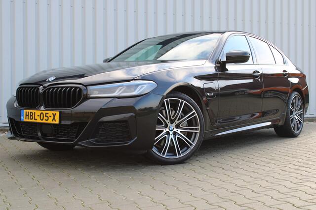 BMW 5-SERIE 545e xDrive M-sport black edition | Incl. 12 maanden garantie Assisted driving | Head-up display | 6 cilinder! | Apple carplay/Android auto | Stoelverwarming | Parkeercamera | Harman/Kardon |