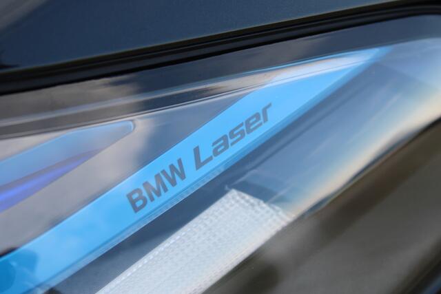 BMW 5-SERIE 545e xDrive M-sport black edition | Incl. 12 maanden garantie Assisted driving | Head-up display | 6 cilinder! | Apple carplay/Android auto | Stoelverwarming | Parkeercamera | Harman/Kardon |