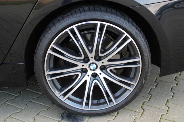 BMW 5-SERIE 545e xDrive M-sport black edition | Incl. 12 maanden garantie Assisted driving | Head-up display | 6 cilinder! | Apple carplay/Android auto | Stoelverwarming | Parkeercamera | Harman/Kardon |