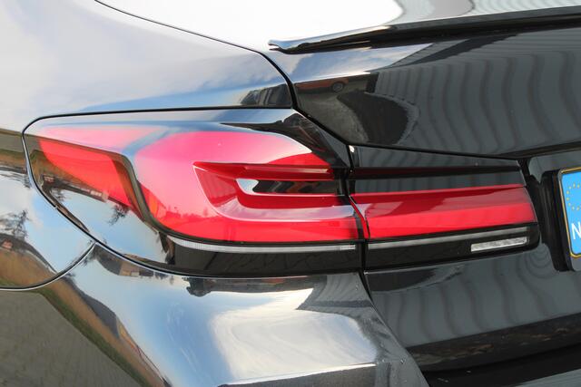 BMW 5-SERIE 545e xDrive M-sport black edition | Incl. 12 maanden garantie Assisted driving | Head-up display | 6 cilinder! | Apple carplay/Android auto | Stoelverwarming | Parkeercamera | Harman/Kardon |