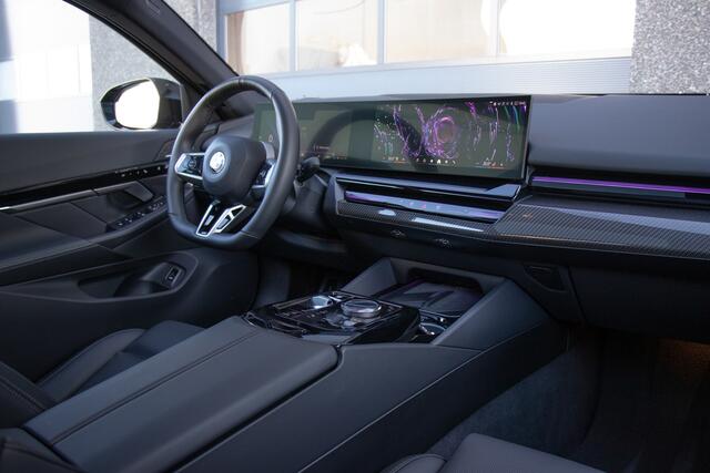BMW 5-SERIE 520i M-Sport Pro | BTW | 1 Eigenaar | Dealer Onderhouden | Full Option | 21 Inch | Pano | Sfeer | Carplay | Harman Kardon | Carbon | HUD | Donker Matrix LED | LED Grille | Full Maxton | Stoelventilatie | ACC | 360 View | Keyless | Fabrieksgarantie | Direc