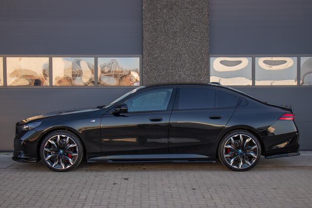 BMW 5-SERIE 520i M-Sport Pro | BTW | 1 Eigenaar | Dealer Onderhouden | Full Option | 21 Inch | Pano | Sfeer | Carplay | Harman Kardon | Carbon | HUD | Donker Matrix LED | LED Grille | Full Maxton | Stoelventilatie | ACC | 360 View | Keyless | Fabrieksgarantie | Direc