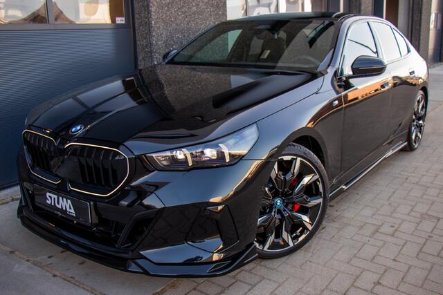 BMW 5-SERIE 520i M-Sport Pro | BTW | 1 Eigenaar | Dealer Onderhouden | Full Option | 21 Inch | Pano | Sfeer | Carplay | Harman Kardon | Carbon | HUD | Donker Matrix LED | LED Grille | Full Maxton | Stoelventilatie | ACC | 360 View | Keyless | Fabrieksgarantie | Direc