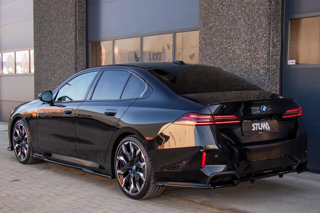 BMW 5-SERIE 520i M-Sport Pro | BTW | 1 Eigenaar | Dealer Onderhouden | Full Option | 21 Inch | Pano | Sfeer | Carplay | Harman Kardon | Carbon | HUD | Donker Matrix LED | LED Grille | Full Maxton | Stoelventilatie | ACC | 360 View | Keyless | Fabrieksgarantie | Direc