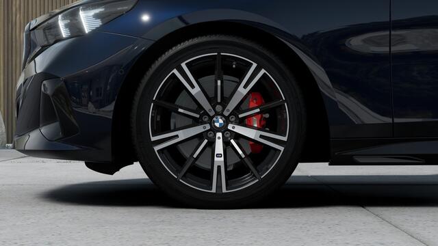 BMW 5-SERIE 520i High Executive M Sport Automaat / Trekhaak / Adaptieve LED / Parking Assistant Plus / Stuurverwarming / Comfort Access / Live Cockpit Professional