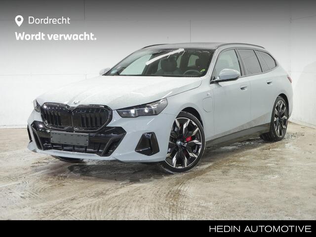 BMW 5-SERIE Touring 550e xDrive M-Sport Pro | 21" | Adaptief Onderstel Professional | Bowers & Wilkins | Autobahnassistent | Panorama | Trekhaak