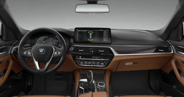 BMW 5-SERIE Touring 530e Luxury Line - Trekhaak - Comforstoelen - Getinte Ruiten - High Beam Assistant - Hifi - Elektrisch verwarmde voorstoelen -