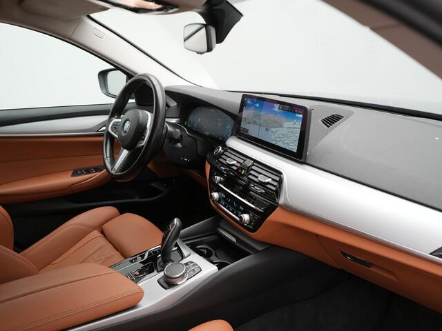 BMW 5-SERIE Touring 530e Sportline Plug In Hybrid 293pk Dealer O.H Bernina Grau Metallic PHEV | Trekhaak Afn. | M Sportstuur | Camera | Lederen Sportstoelen Verwarmd | Cruise Control | BMW LED | Hifi Sound | Apple Carplay | Navigatie | Virtual | DAB |