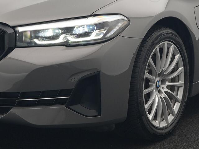 BMW 5-SERIE Touring 530e Sportline Plug In Hybrid 293pk Dealer O.H Bernina Grau Metallic PHEV | Trekhaak Afn. | M Sportstuur | Camera | Lederen Sportstoelen Verwarmd | Cruise Control | BMW LED | Hifi Sound | Apple Carplay | Navigatie | Virtual | DAB |