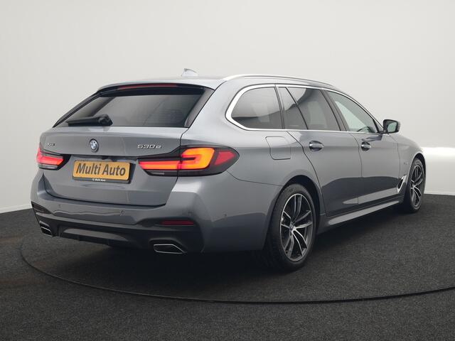 BMW 5-SERIE Touring 530e xDrive M Sport Plug In Hybrid 293pk Dealer O.H. PHEV | Panodak | Head Up | Laser LED | 360 Camera | Harman & Kardon | Sfeerverlichting | Alcantara Sportstoelen Verwarmd | Keyless | Blis | Virtual | Navigatie | DAB |