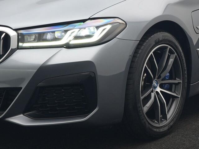 BMW 5-SERIE Touring 530e xDrive M Sport Plug In Hybrid 293pk Dealer O.H. PHEV | Panodak | Head Up | Laser LED | 360 Camera | Harman & Kardon | Sfeerverlichting | Alcantara Sportstoelen Verwarmd | Keyless | Blis | Virtual | Navigatie | DAB |