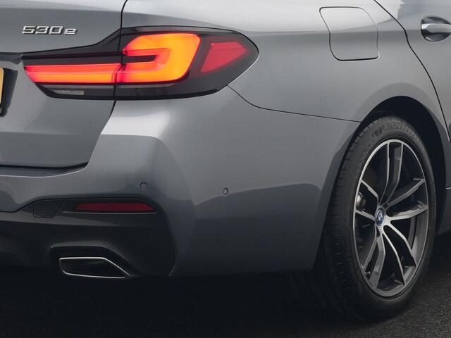 BMW 5-SERIE Touring 530e xDrive M Sport Plug In Hybrid 293pk Dealer O.H. PHEV | Panodak | Head Up | Laser LED | 360 Camera | Harman & Kardon | Sfeerverlichting | Alcantara Sportstoelen Verwarmd | Keyless | Blis | Virtual | Navigatie | DAB |