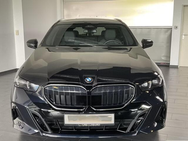 BMW 5-SERIE Touring 540d xDrive M-SPORT Pro ** LED, PANORAMA, LEDER, 20-inch LMV, ICONIC GLOW, TREKH ** Ex BMW - ¤ 32.800 onder NP ** ** INFORMEER OOK NAAR ONZE AANTREKKELIJKE FINANCIAL-LEASE TARIEVEN **