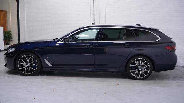 BMW 5-SERIE 530i M Sport 1e eigen NAP NL-auto carbon zwart nappa leder comfort zetels met memory harman-kardon 19"-lmv camera rijassist head-up DAB-ontvangst apple-carplay digitale cockpit M-pakket