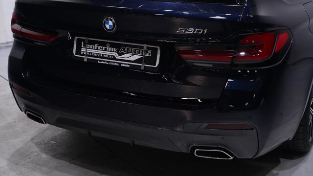 BMW 5-SERIE 530i M Sport 1e eigen NAP NL-auto carbon zwart nappa leder comfort zetels met memory harman-kardon 19"-lmv camera rijassist head-up DAB-ontvangst apple-carplay digitale cockpit M-pakket