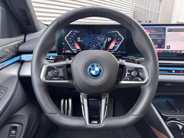 BMW 5-SERIE 550e xDrive | M Sportpakket Pro | 21inch | HUD | B&W | Panorama-dak |