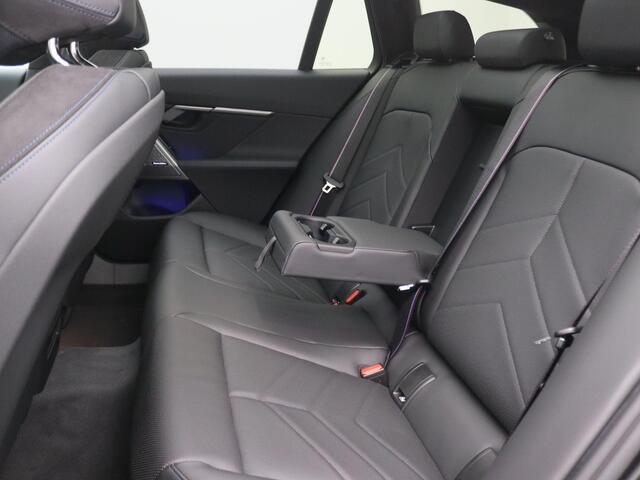 BMW 5-SERIE Touring 530e xDrive 299PK Aut. M-Sport, Panoramadak, Head-Up Display, Stoelverwarming & ventilatie, Bowers & Wilkins Audio, Elektr. Achterklep, Trekhaak, 21" LM Velgen