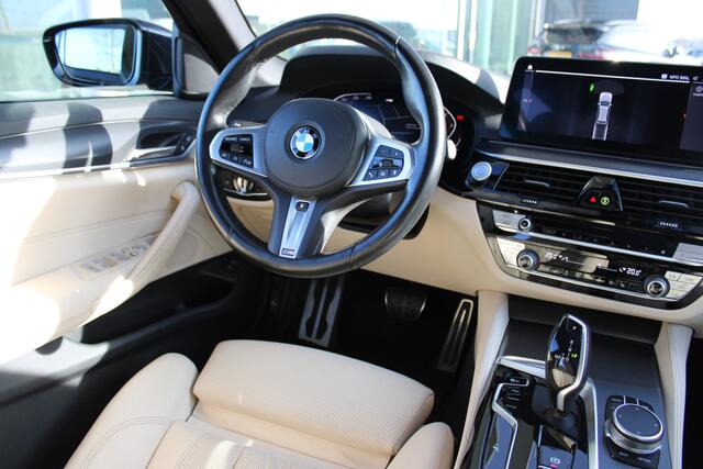 BMW 5-SERIE Touring 530i High Executive M Sport Automaat / Panoramadak / Trekhaak / Sportstoelen / M Sportonderstel / Stuurverwarming / Adaptieve LED / Stoelverwarming
