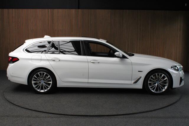 BMW 5-SERIE Touring 530e xDrive Panodak Leder Camera Memory ACC Elektr. achterklep Virtual Carplay LED Stoelverwarming DAB