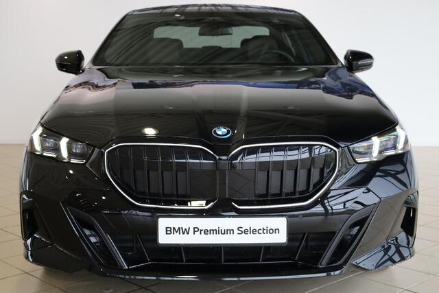 BMW 5-SERIE Sedan 530e M Sport Pro | Bowers & Wilkins | Panoramadak | Comfortstoelen