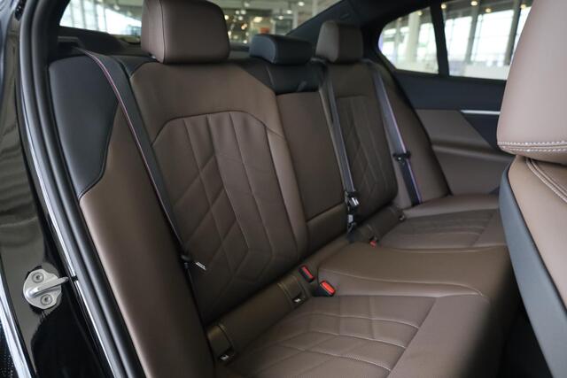 BMW 5-SERIE Sedan 530e M Sport Pro | Bowers & Wilkins | Panoramadak | Comfortstoelen