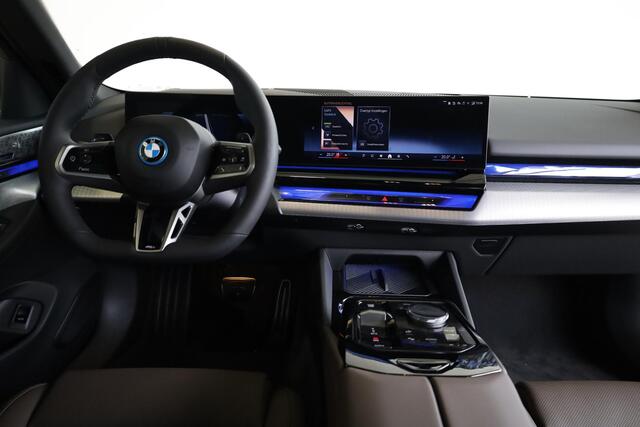 BMW 5-SERIE Sedan 530e M Sport Pro | Bowers & Wilkins | Panoramadak | Comfortstoelen