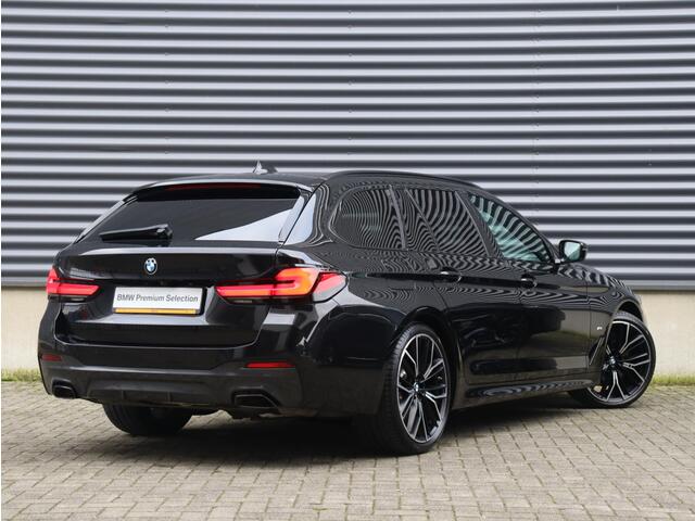 BMW 5-SERIE Touring 540i xDrive | High Executive | M Sportpakket Pro | Panodak | Trekhaak | Head-Up | M Stoelen | Entertainmentsysteem Professional achterin | Harman Kardon | Driving Assistant Prof. | Comfort Access | 20'' LMV